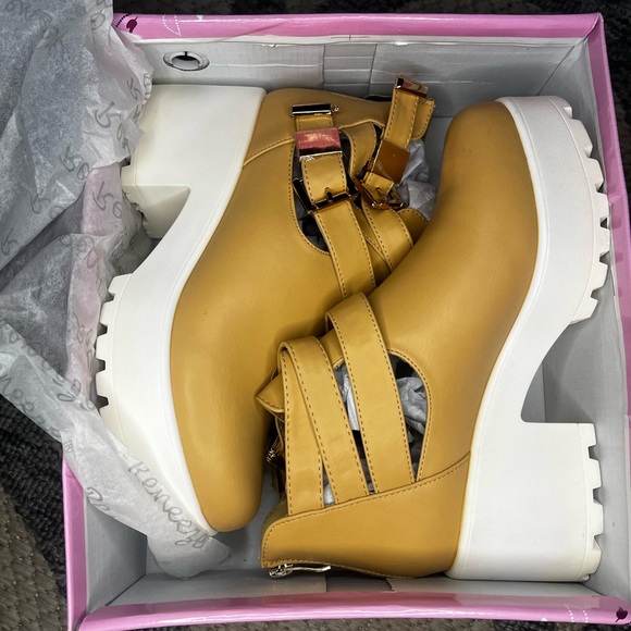 Chunky Platform Cut out Ankle Boot NWT - Picture 8 of 10